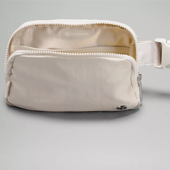 Lululemon Everywhere Belt Bag NWT - Picture 4 of 10